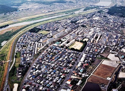 遠くの上空から