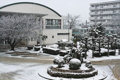 雪の体育館