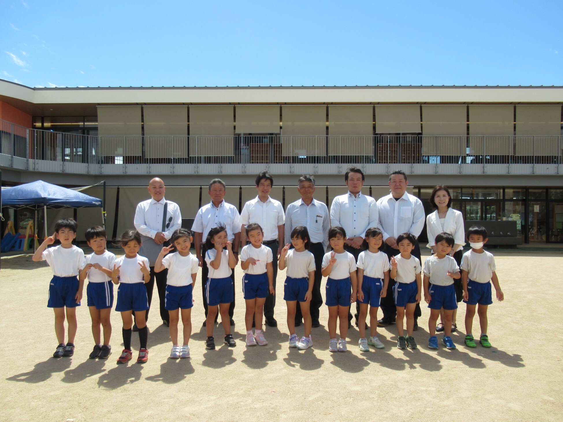 日よけの前での集合写真