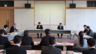 総合教育会議で発言する岡田市長