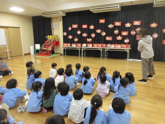 おひなさまの由来を聞いてるよ