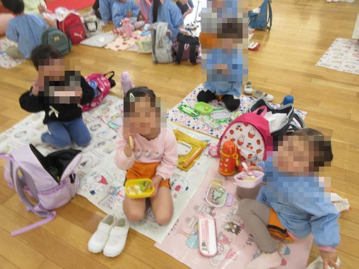 みんなでお弁当おいしいな