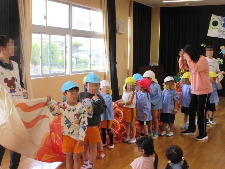 鯉のぼりと散歩をしている様子です。