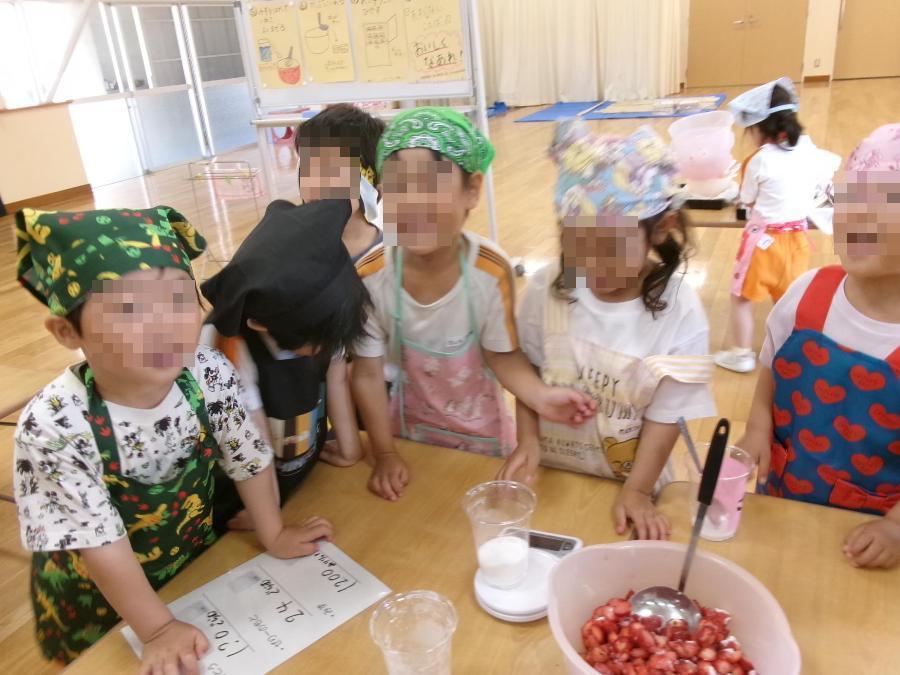 材料を量っている様子です。