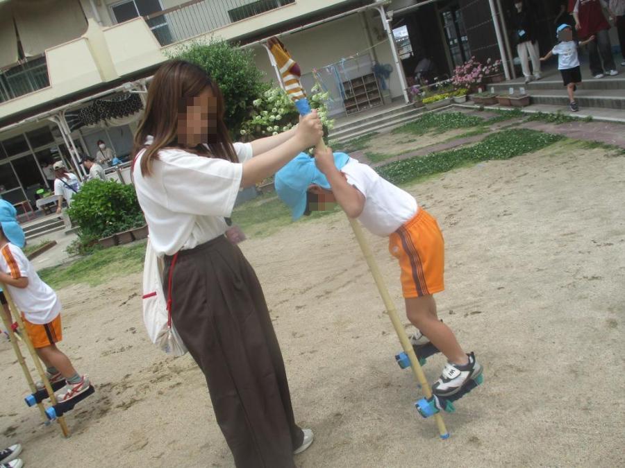 竹馬に乗っている様子です。