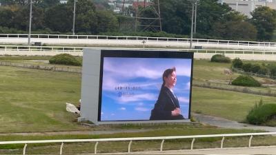 競馬場内のモニターに加古川市のPR映像が放映されている様子