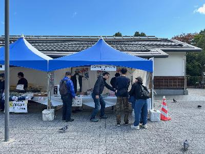 陶器市にて加古川靴下をPRしている様子