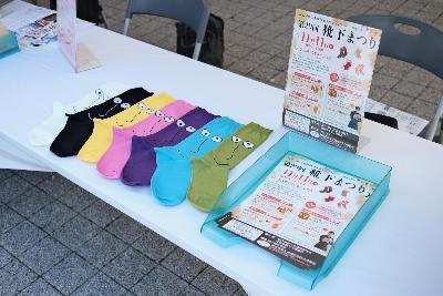 陶器市にて加古川靴下を展示している様子