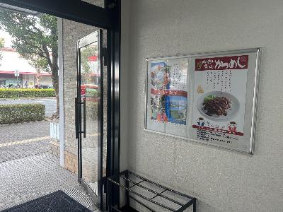 加古川駅近隣のビルの掲示板に加古川靴下に関するポスターが掲示されている様子