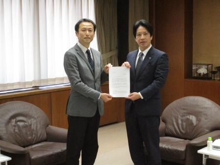 審議会の奥勇一郎会長から岡田市長に答申の様子の写真