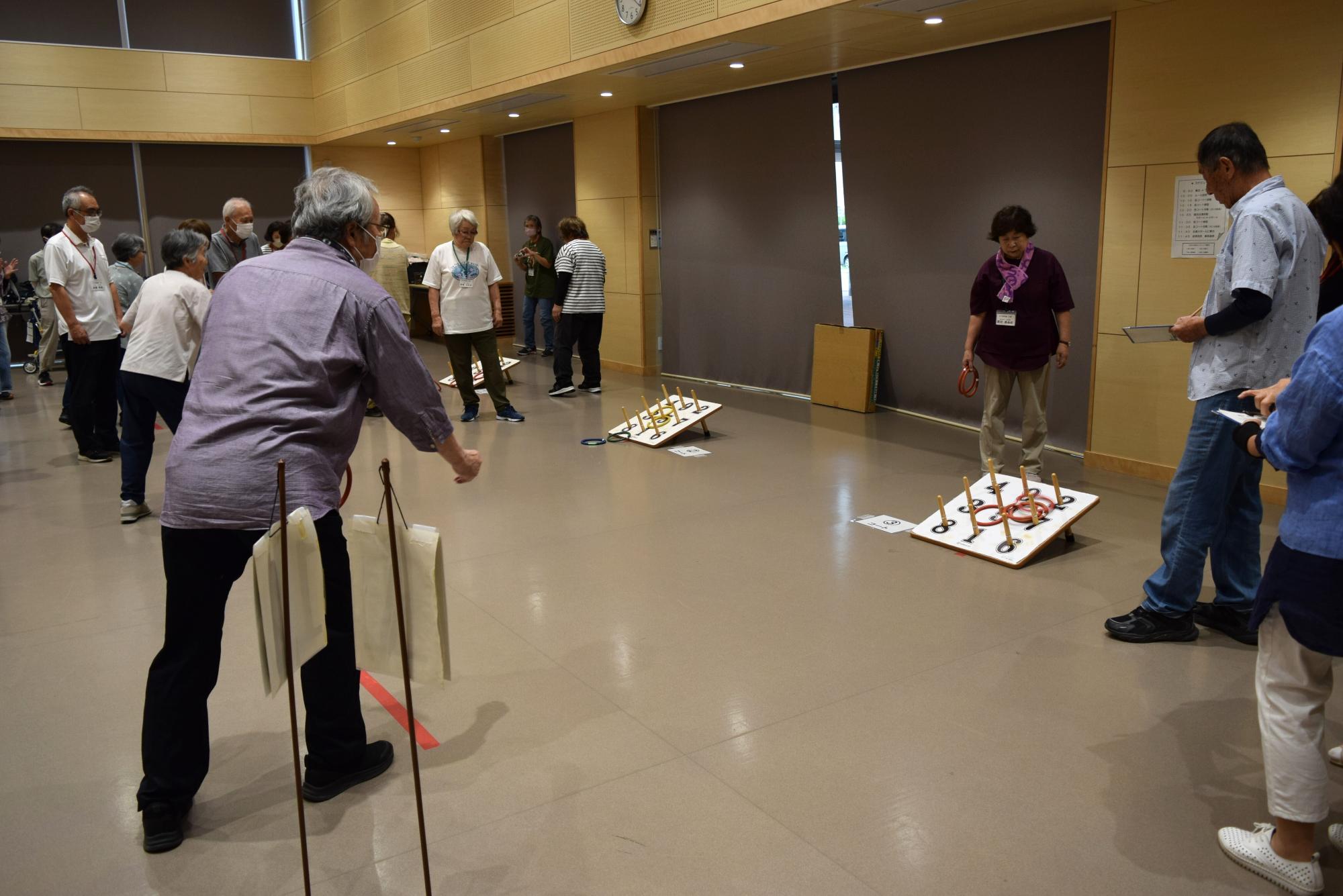 輪投げの輪を投げる様子