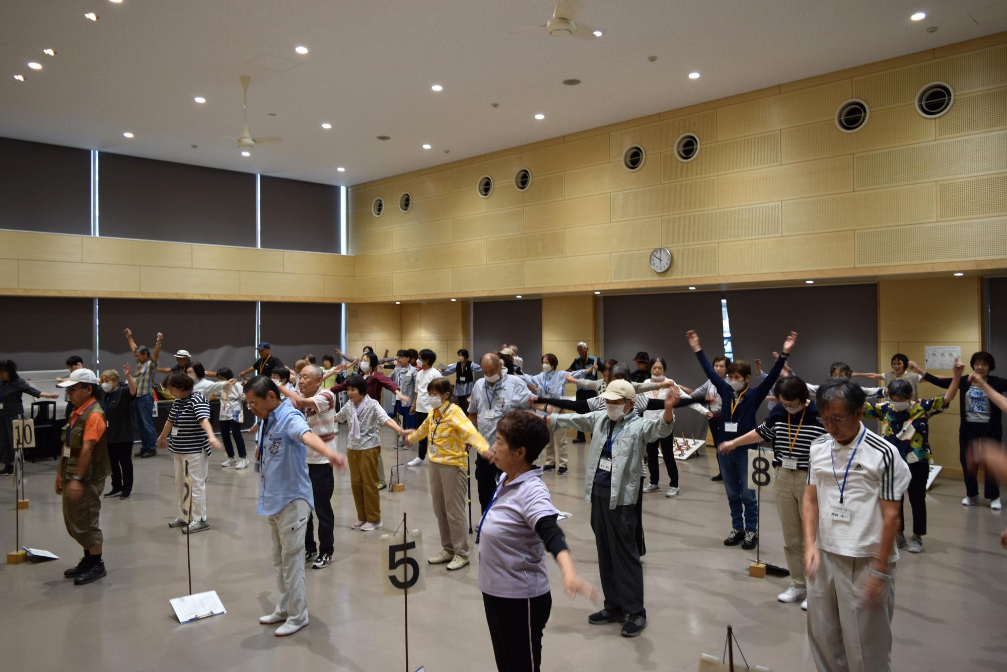 ラジオ体操をする学園