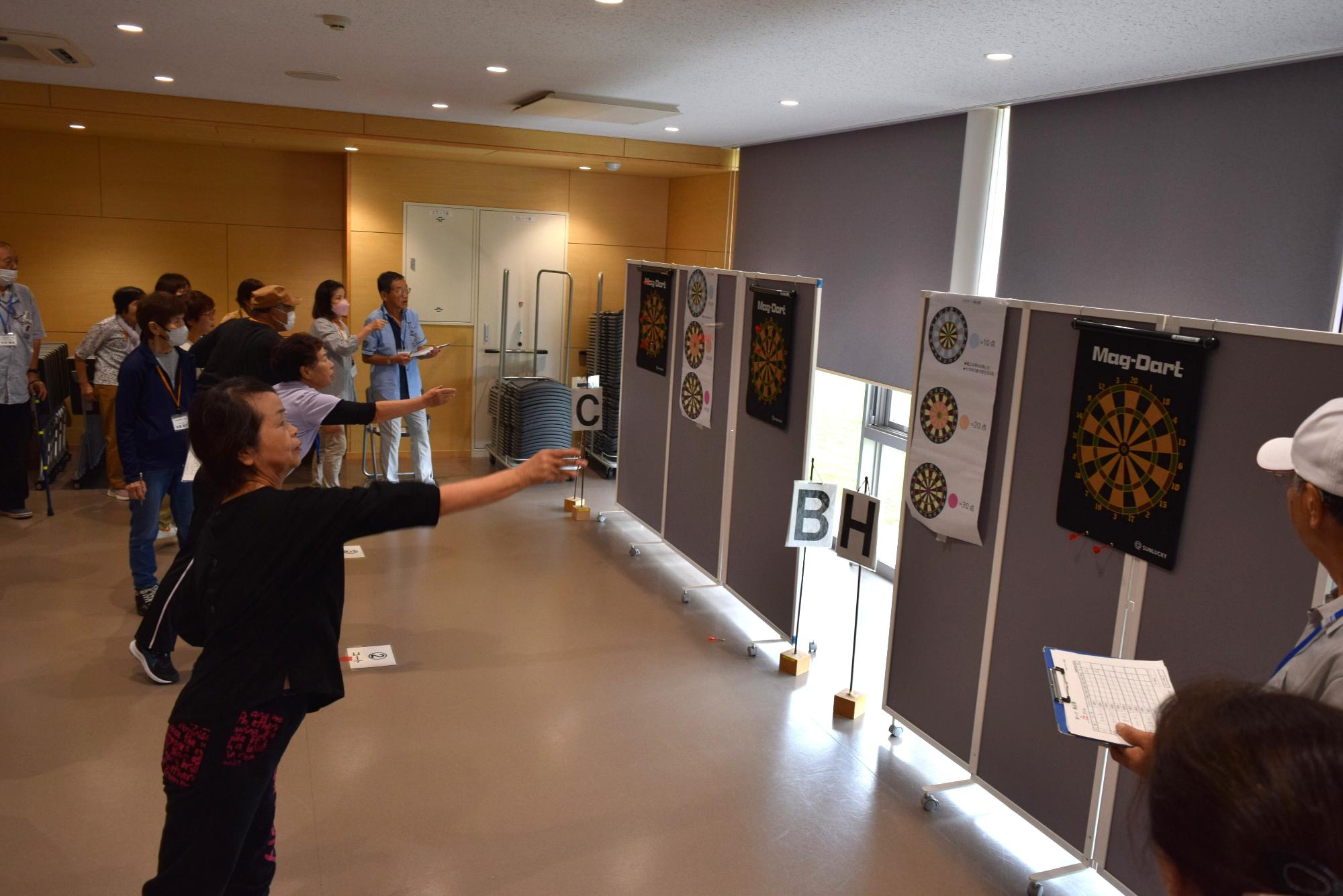 ダーツの矢を投げる様子