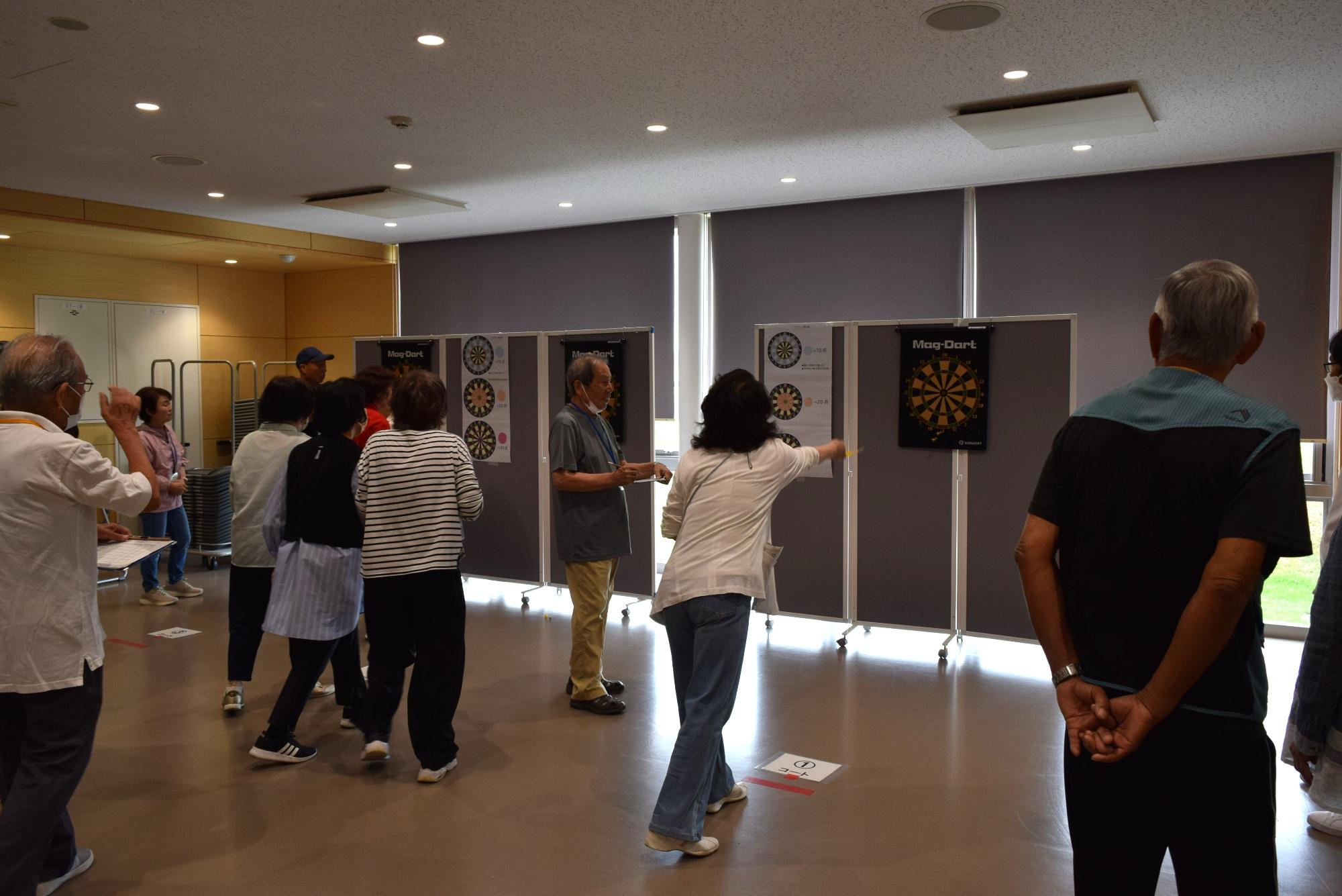 ダーツの矢を投げる様子