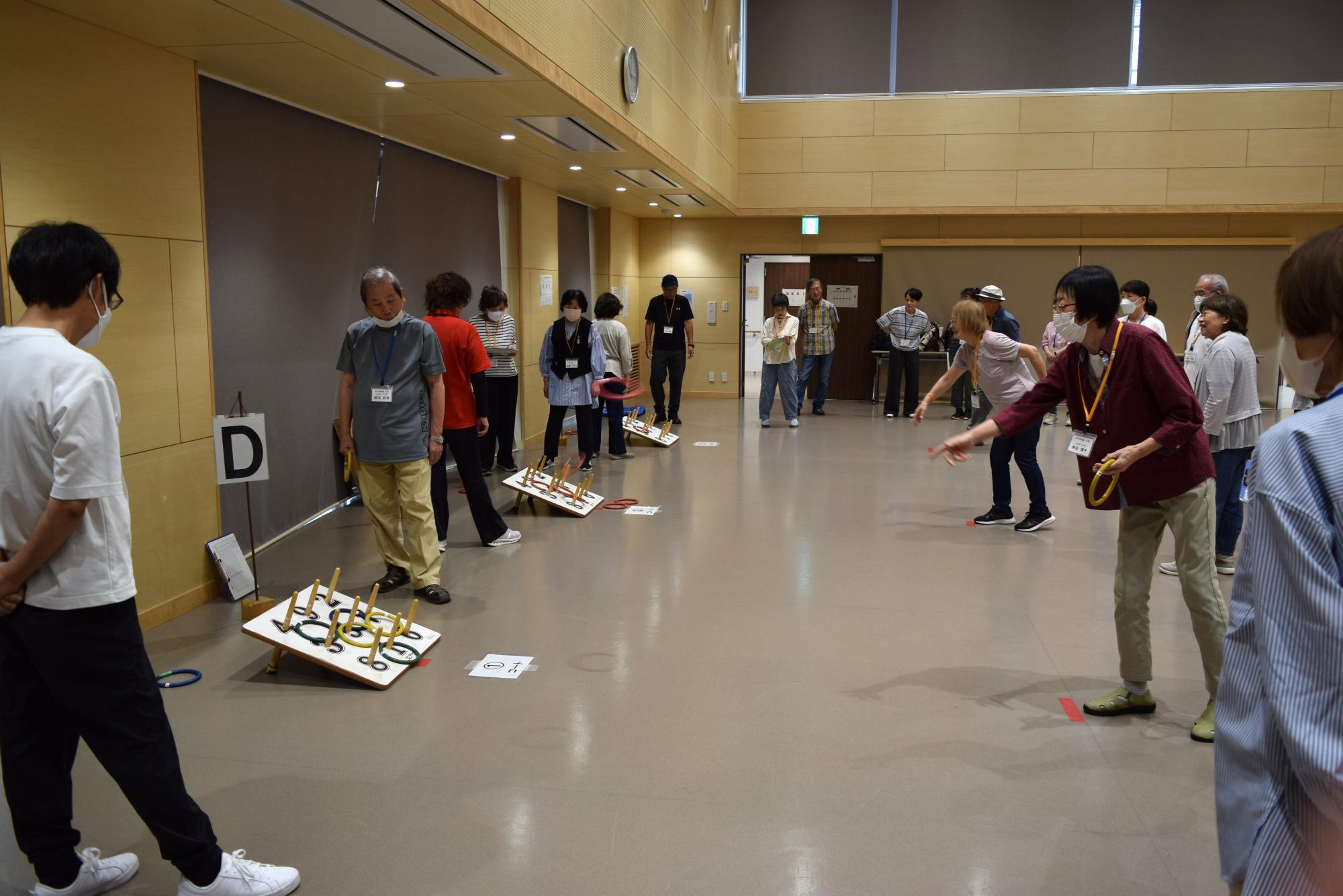 輪投げの輪を投げる様子