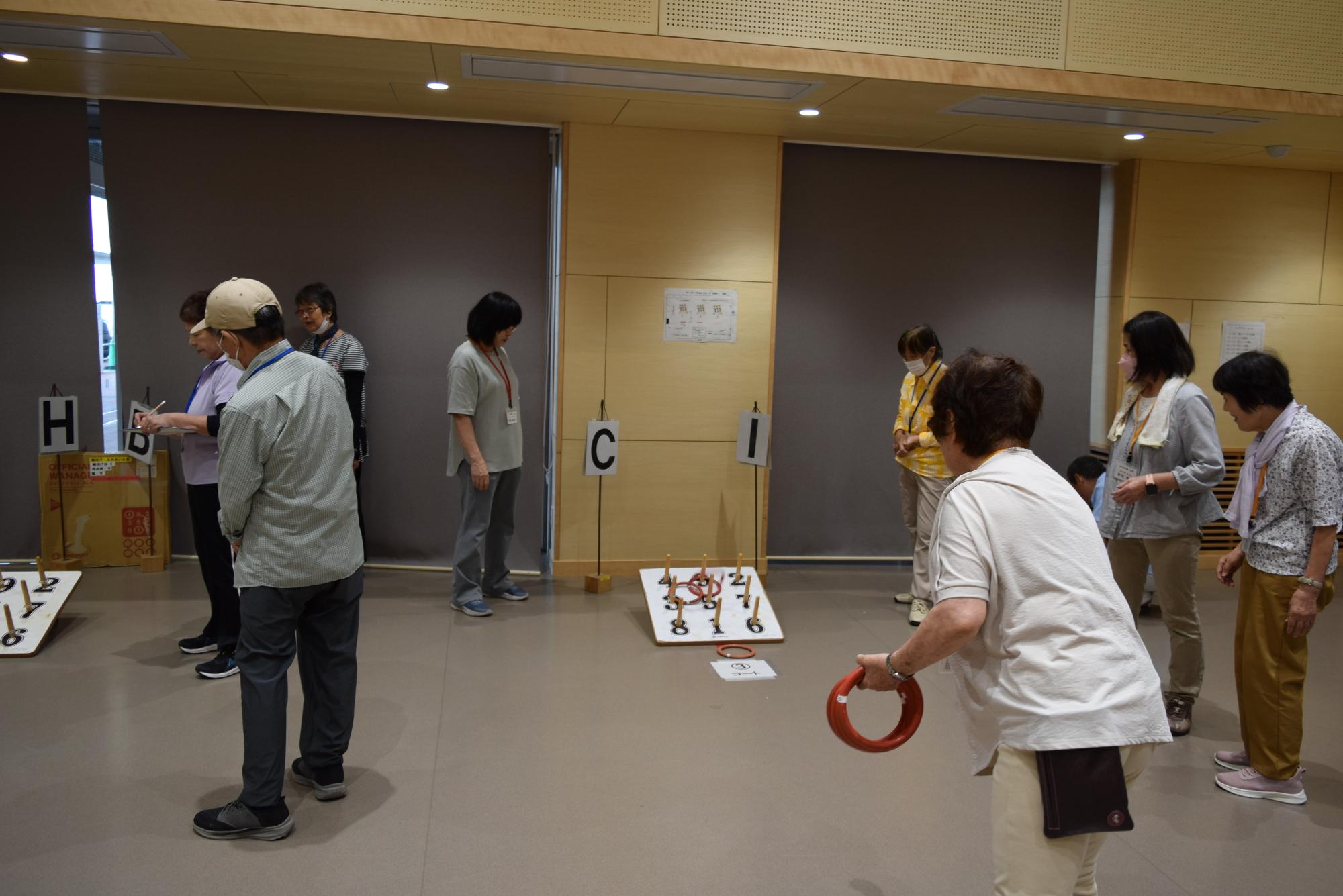 輪投げの輪を投げる様子