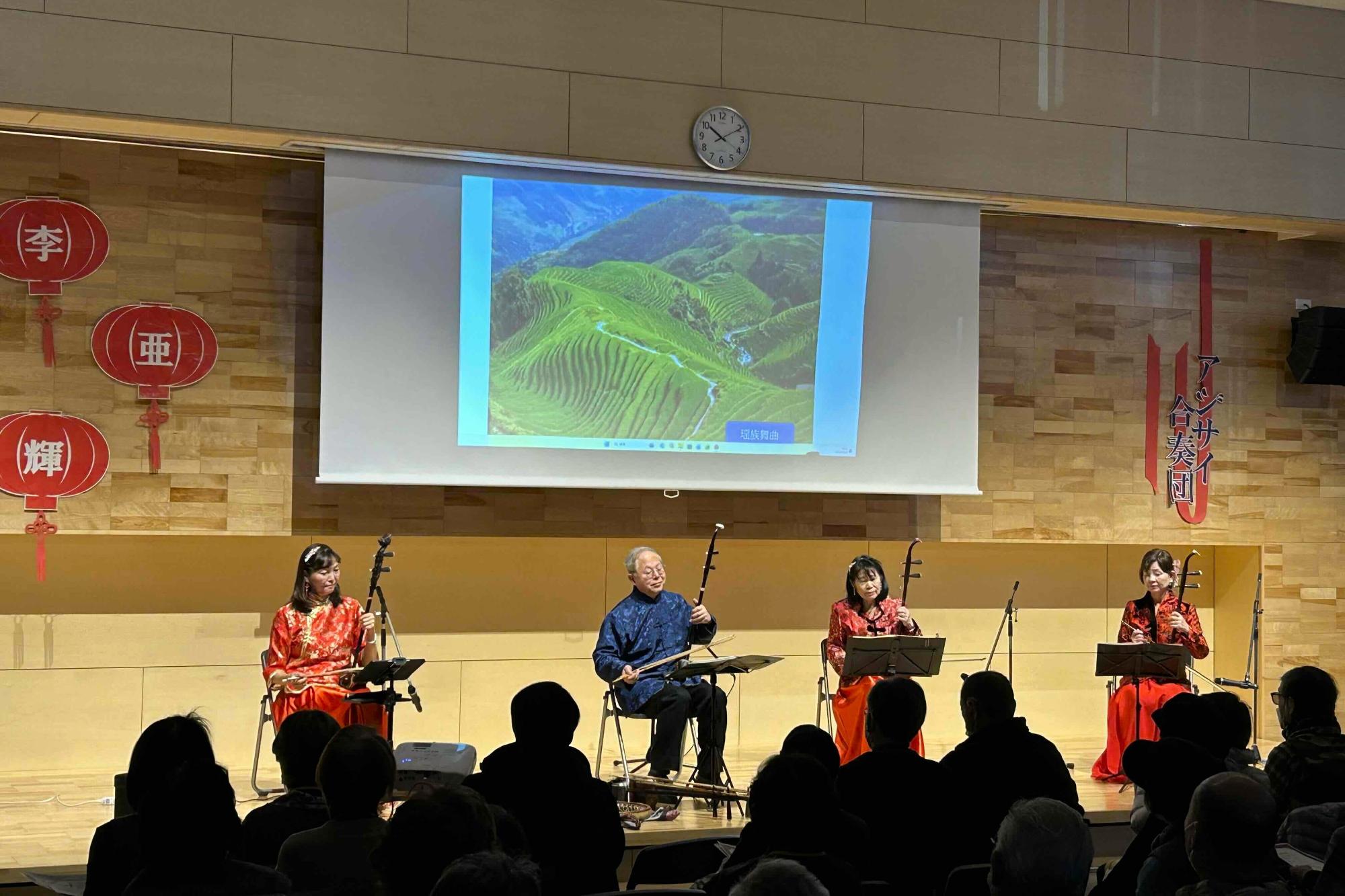 二胡を演奏する様子