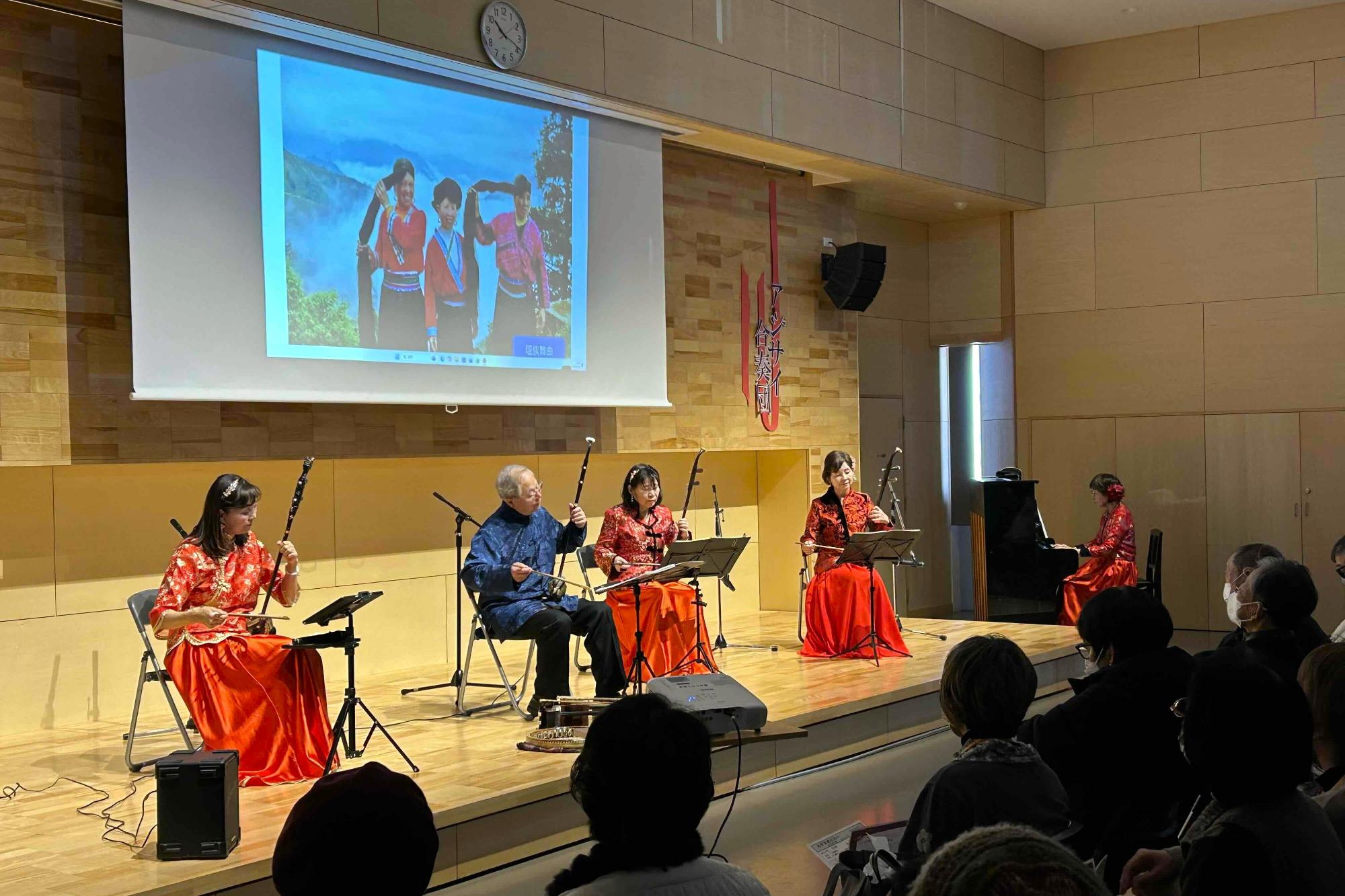 二胡の演奏する様子