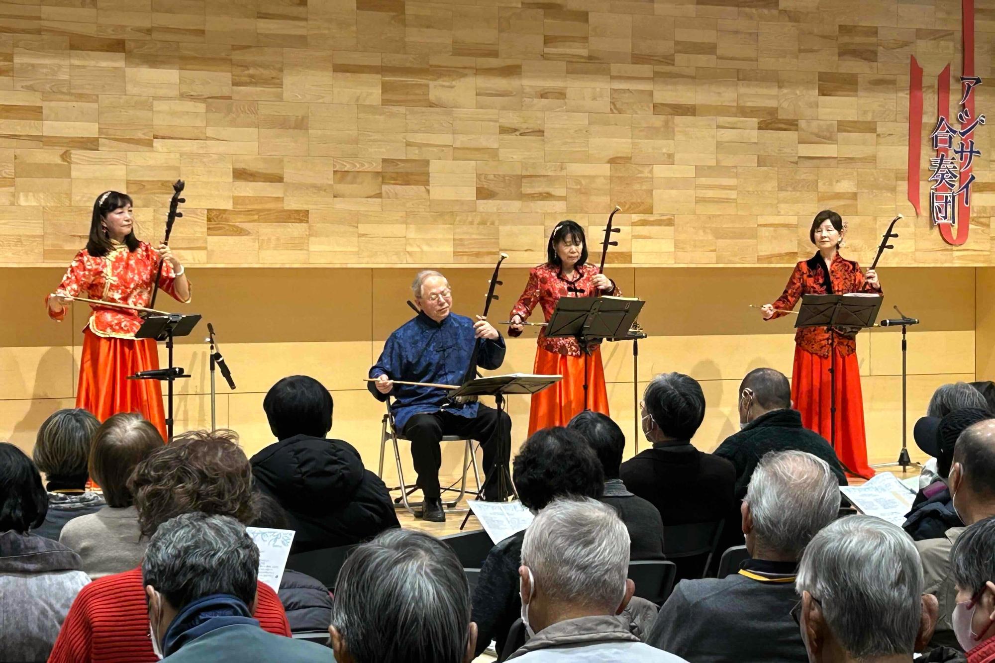 二胡立奏の様子