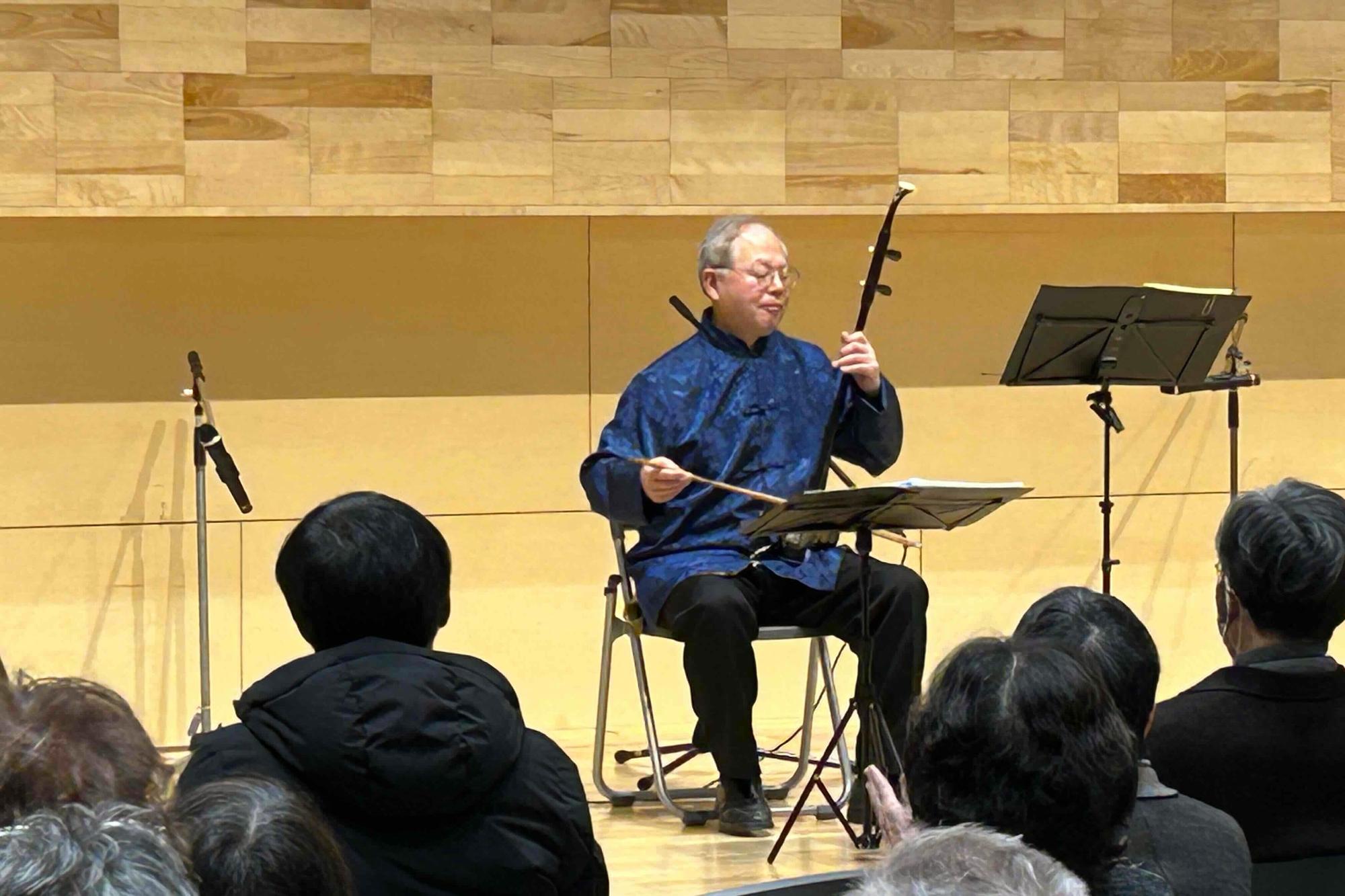 二胡を演奏する李亜輝氏