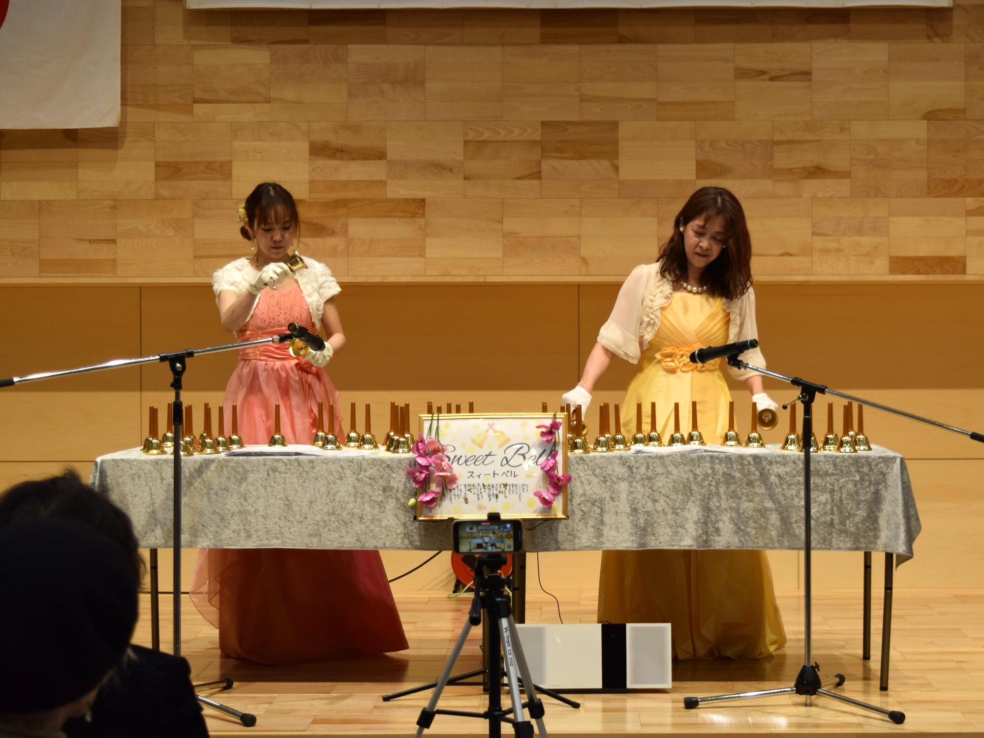 「Sweet Bell」のお二人によるハンドベルの演奏