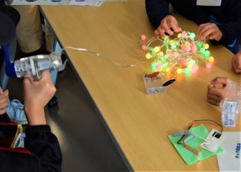 手回し発電機の実験風景