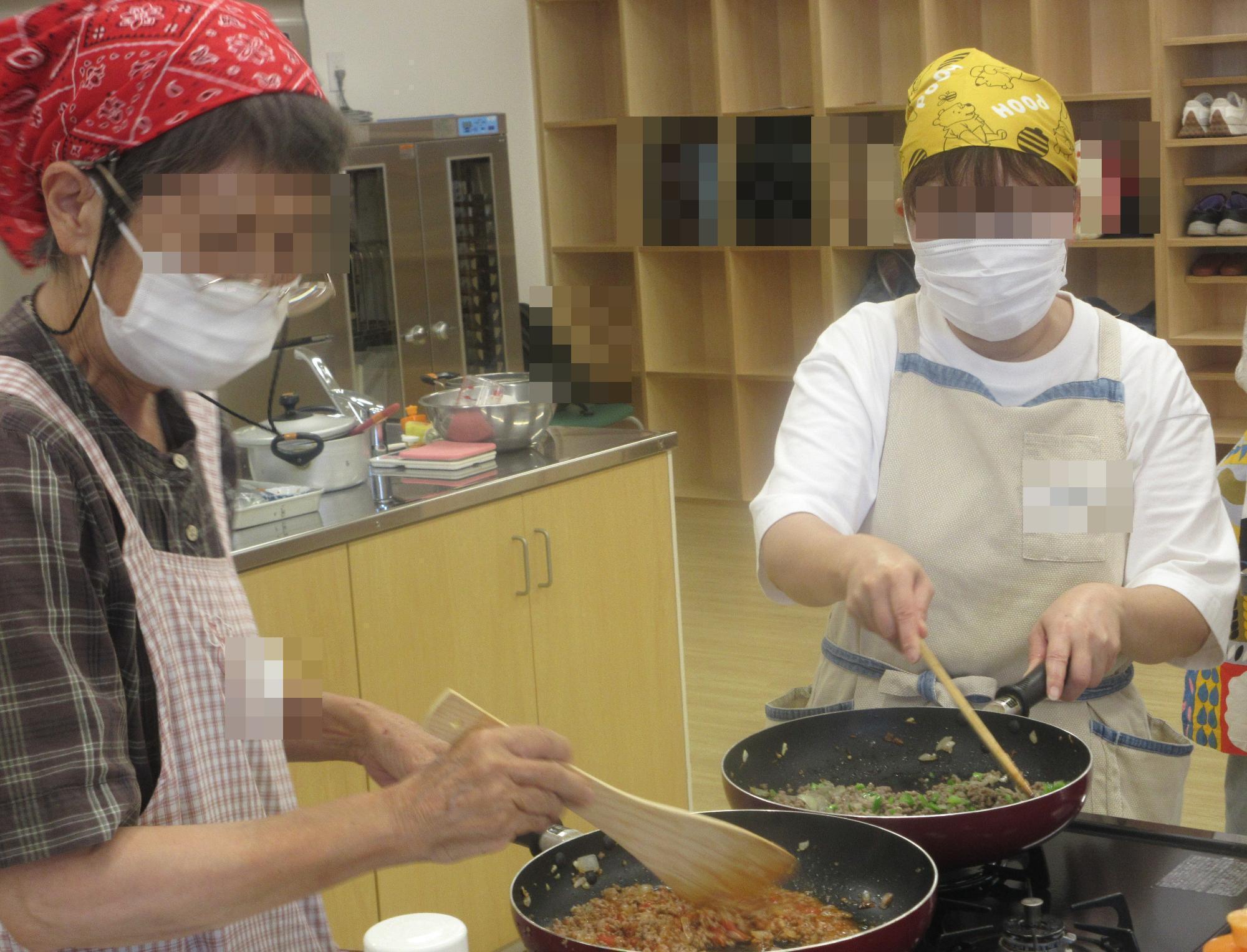挽き肉2種類炒め