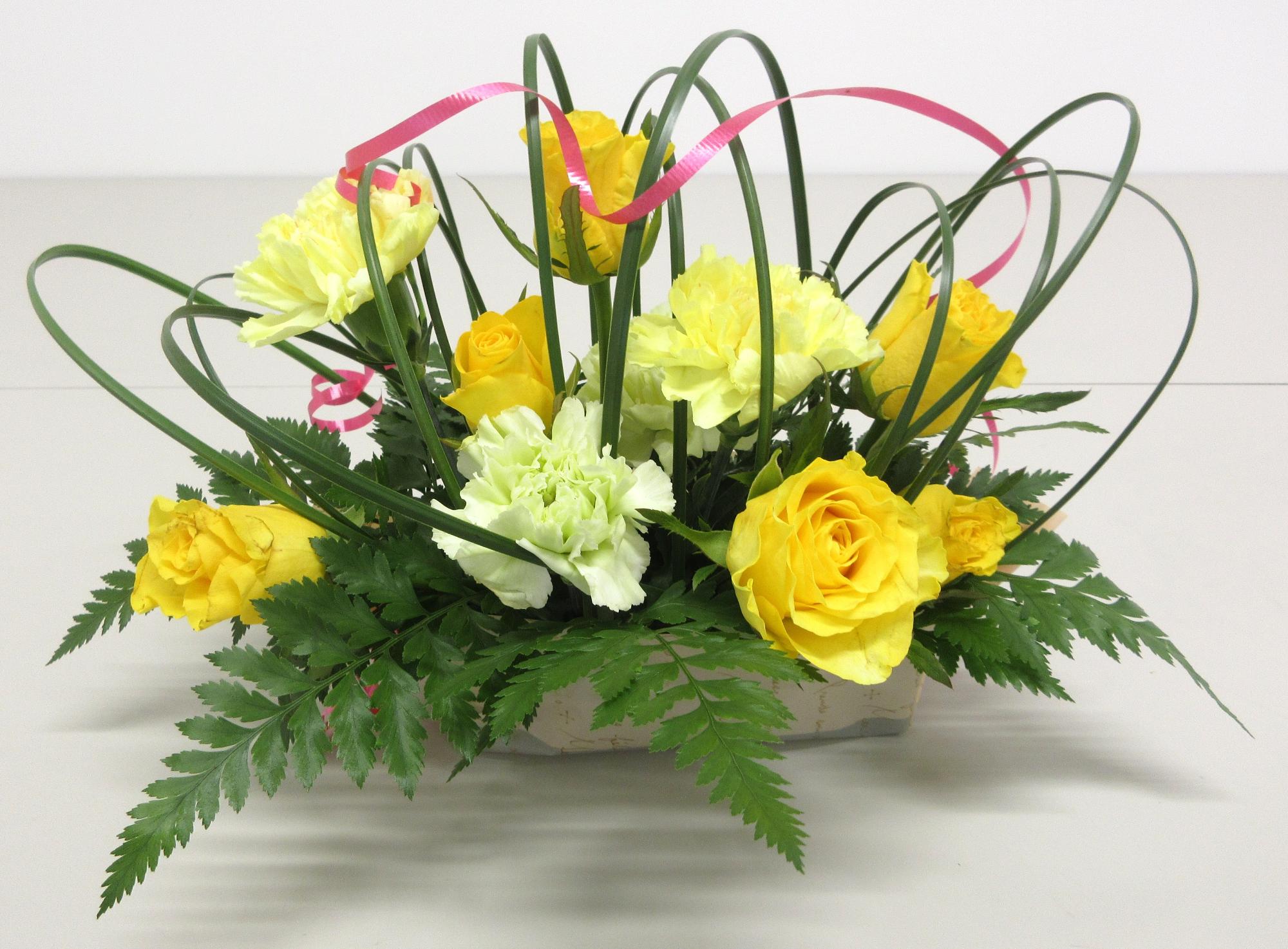 スチールグラスで作ったトンネルの中に花を挿す