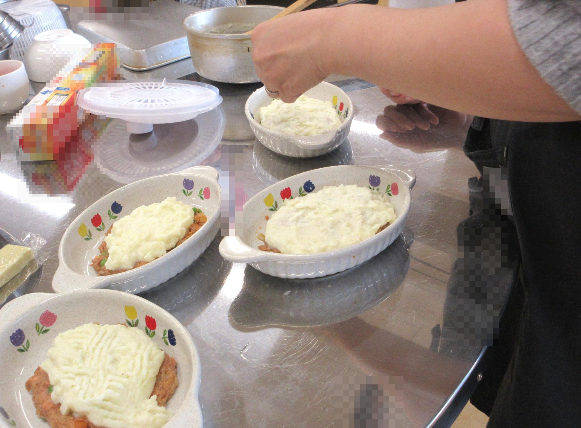 シェパードパイの表面にフォークで模様をつける