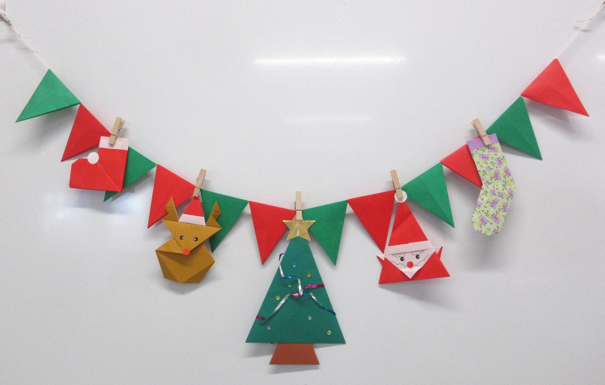 折り紙でサンタやトナカイを折って飾ったガーランド