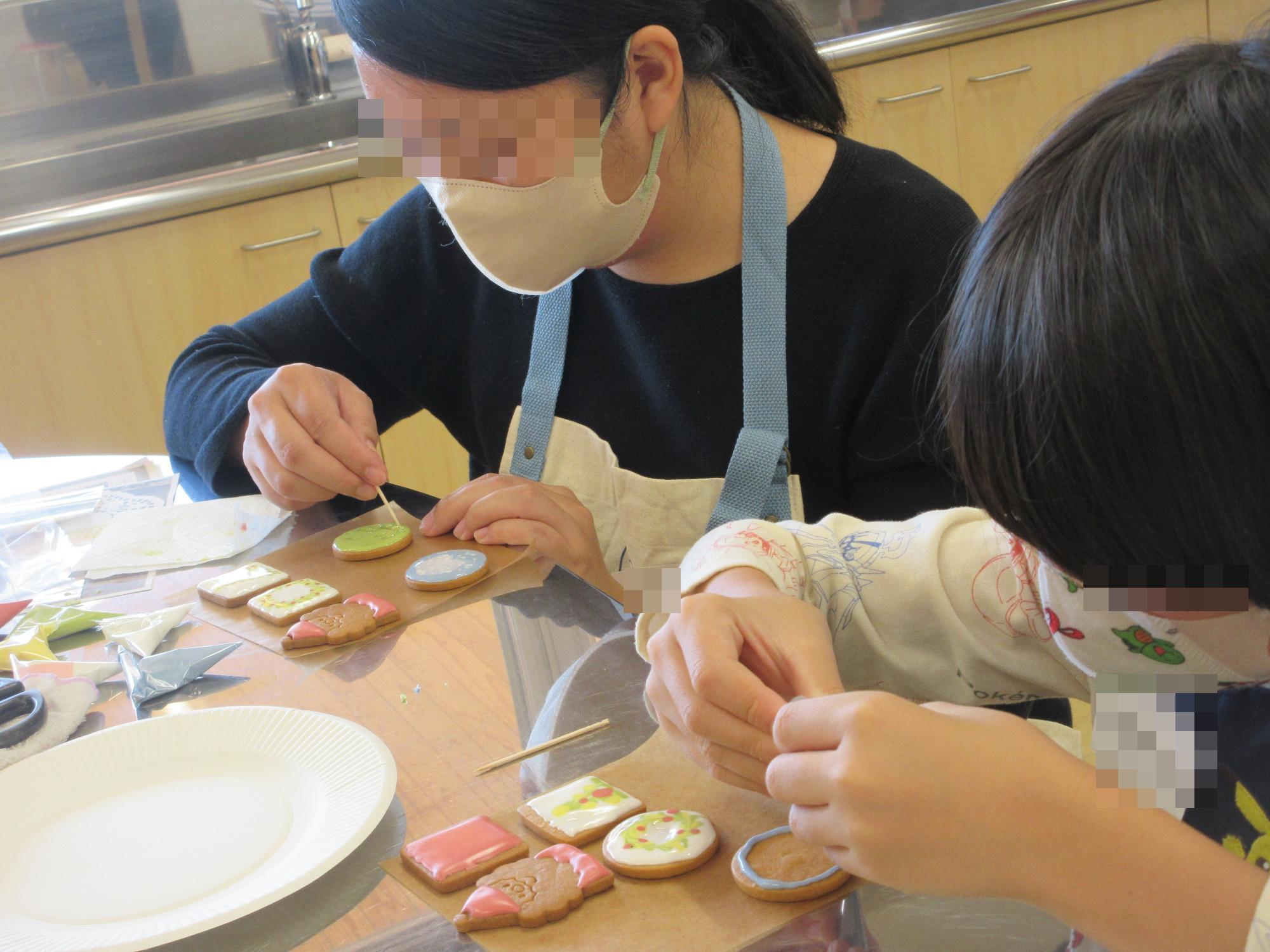 親子でそれぞれ作業中