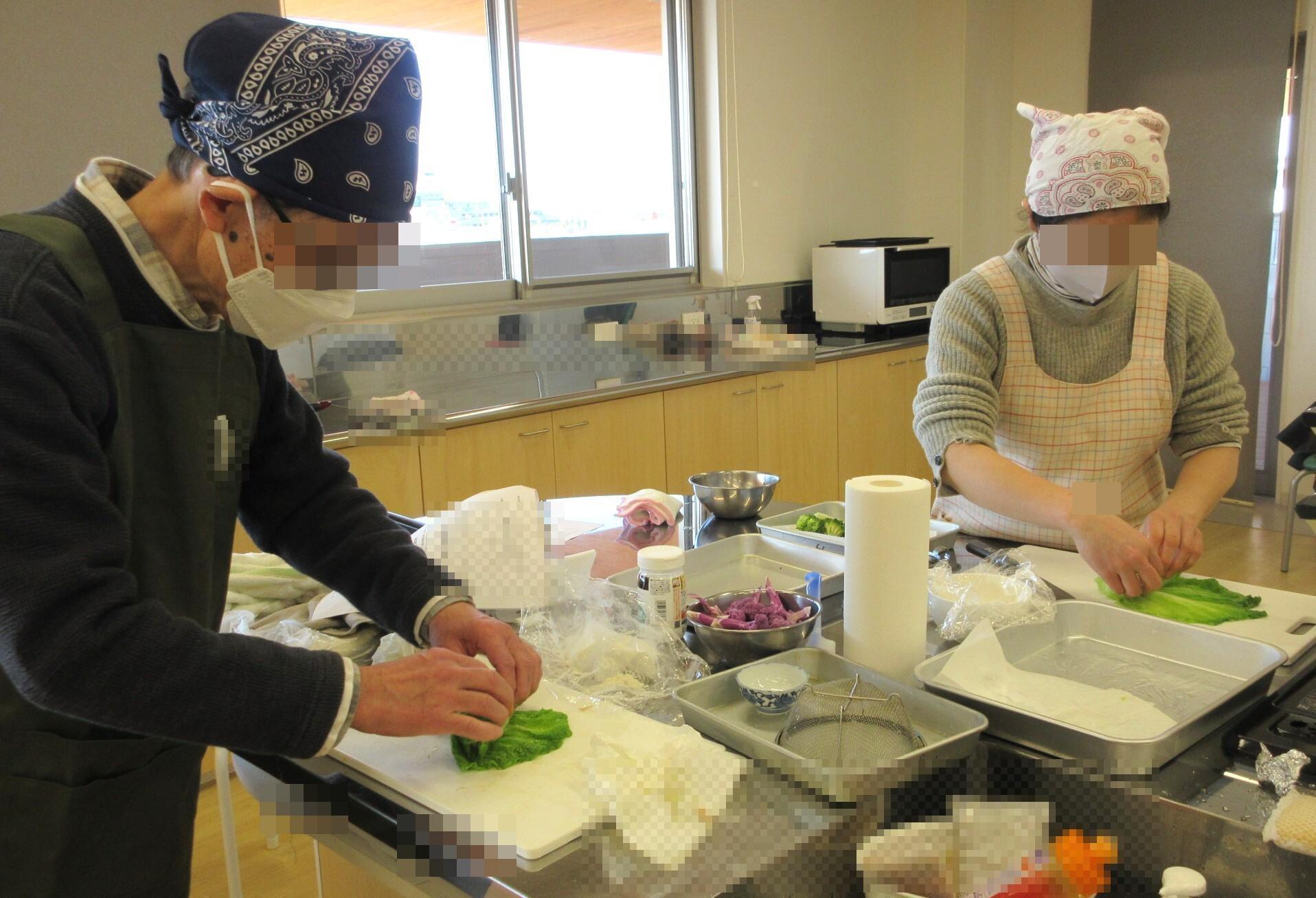 さわらを白菜で巻く