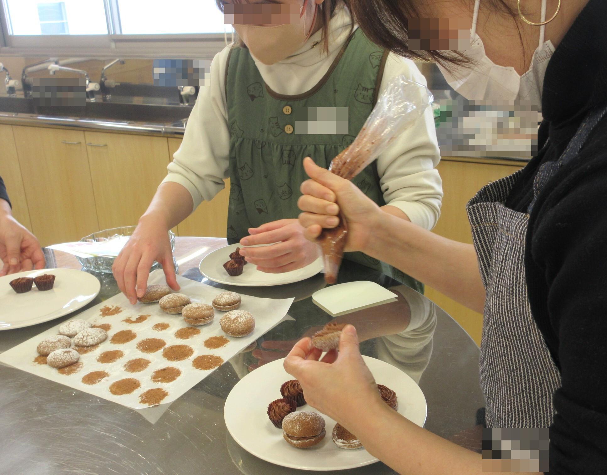 ブッセにクリームを挟む作業