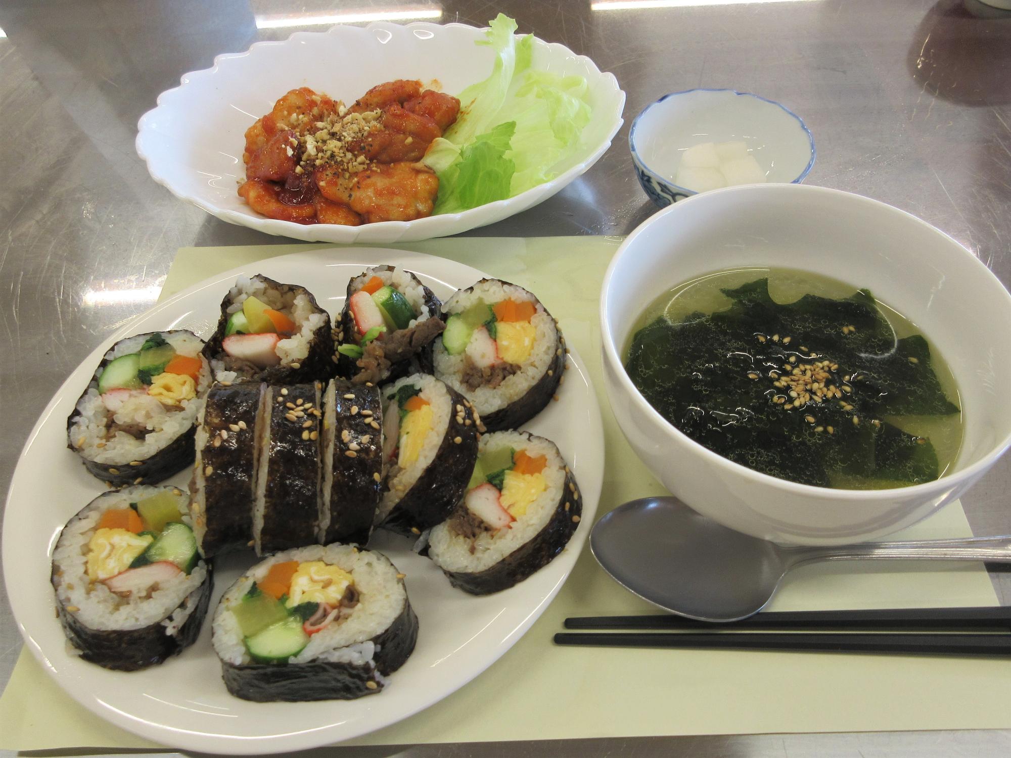 ヤンニョムチキン、キンパ、、韓国風わかめスープ