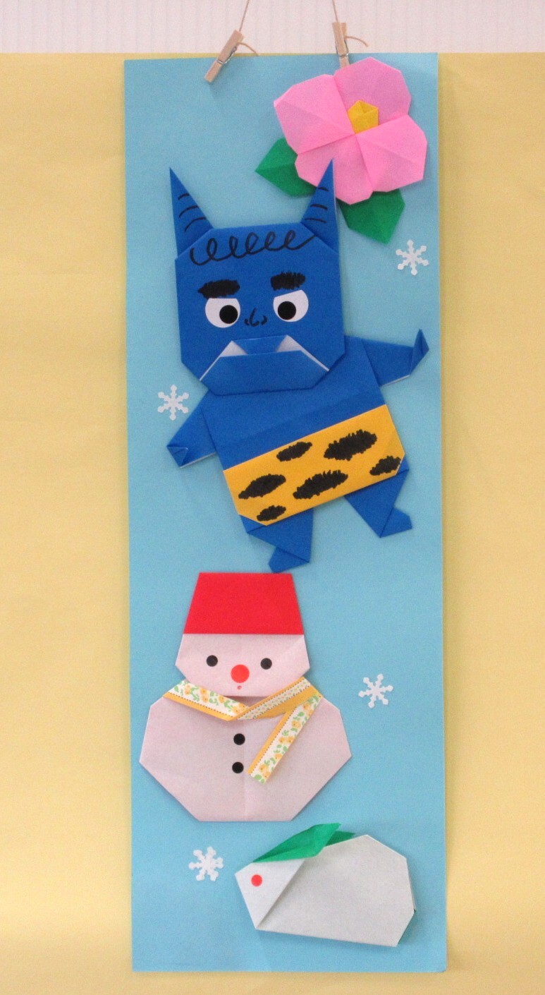 雪の節分鬼と雪だるま、雪うさぎがいる景色