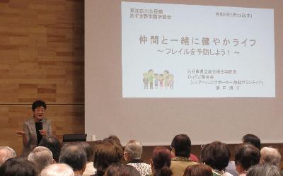 講師の話に耳を傾ける学生の様子