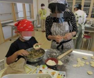 水餃子を作る様子