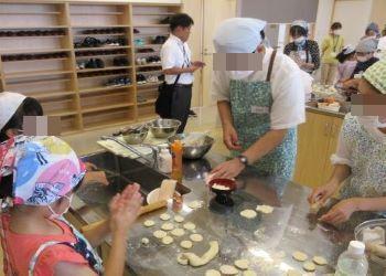 水餃子の生地を作る様子