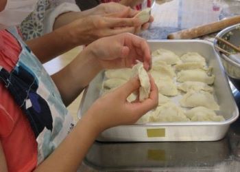 水餃子を包む様子