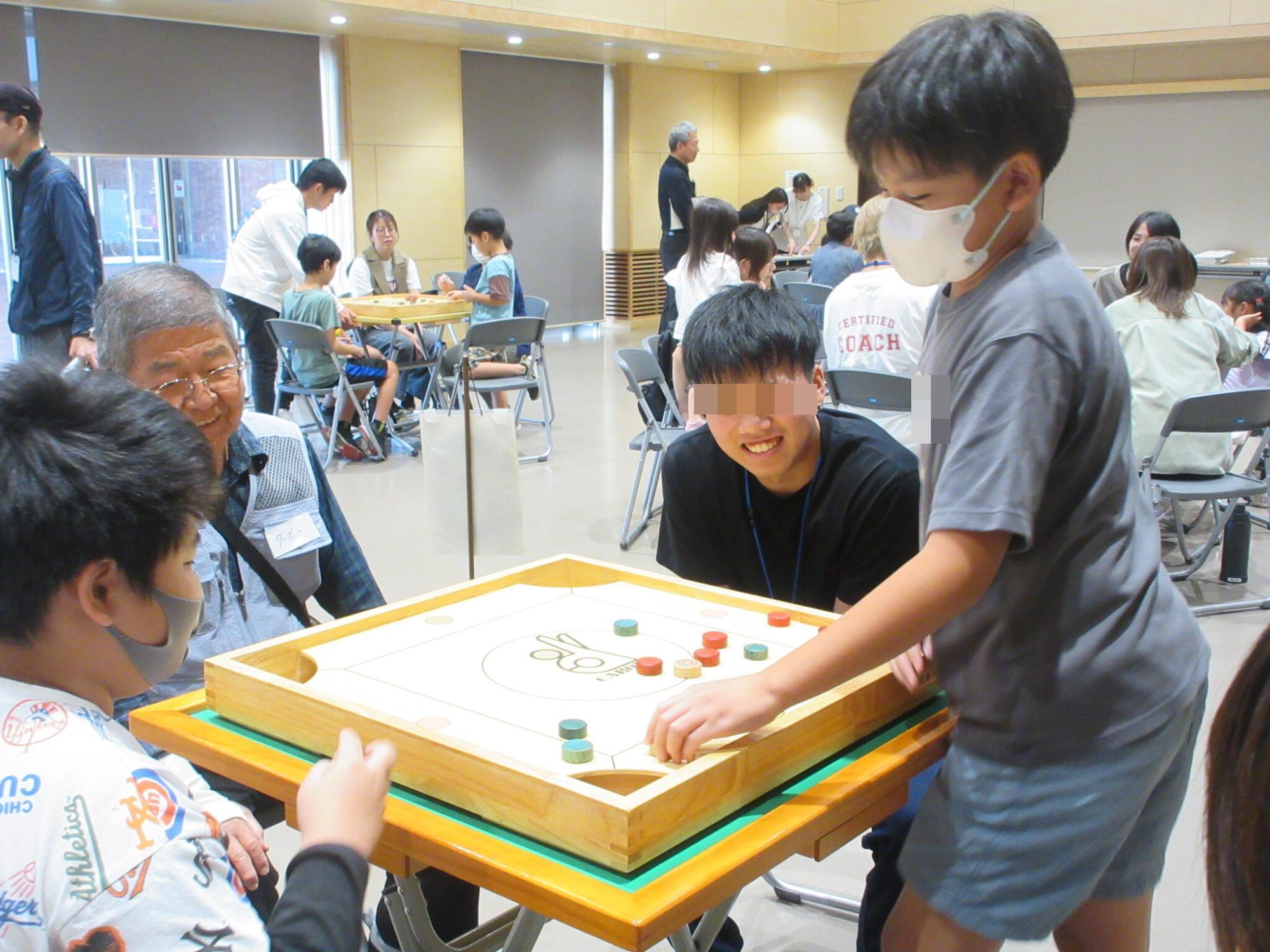 カロムの様子