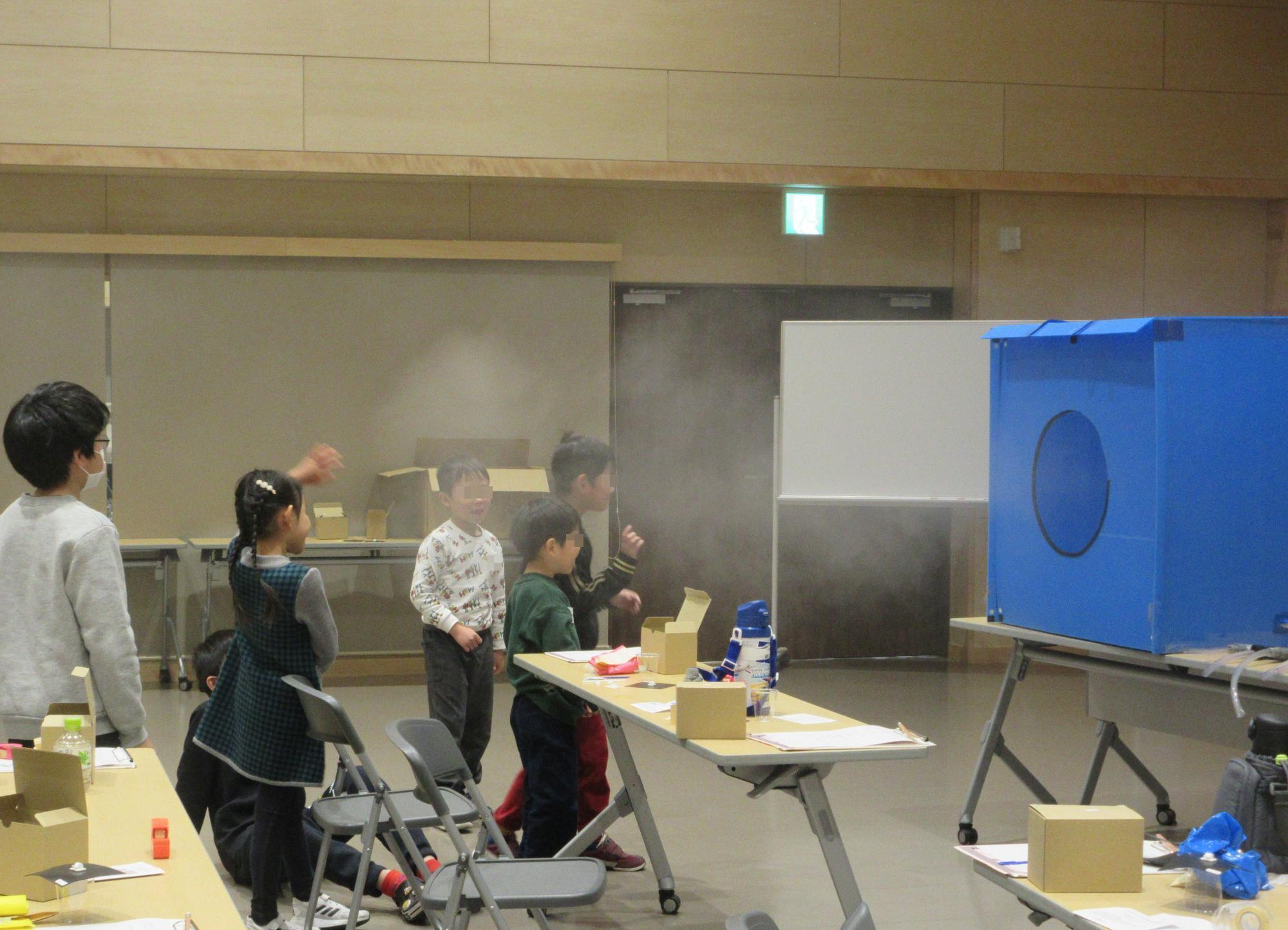タック先生のサイエンス・マジック講座の様子