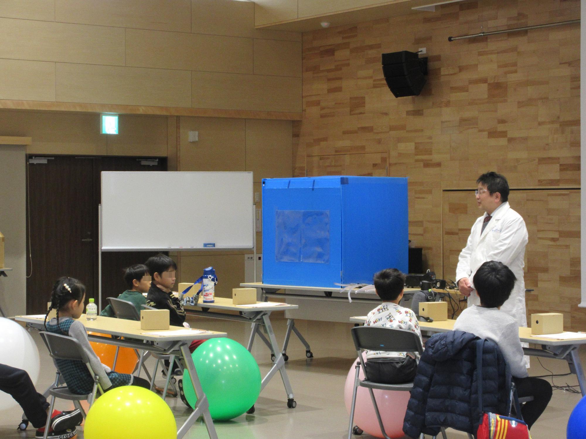 タック先生のサイエンス・マジック講座の様子