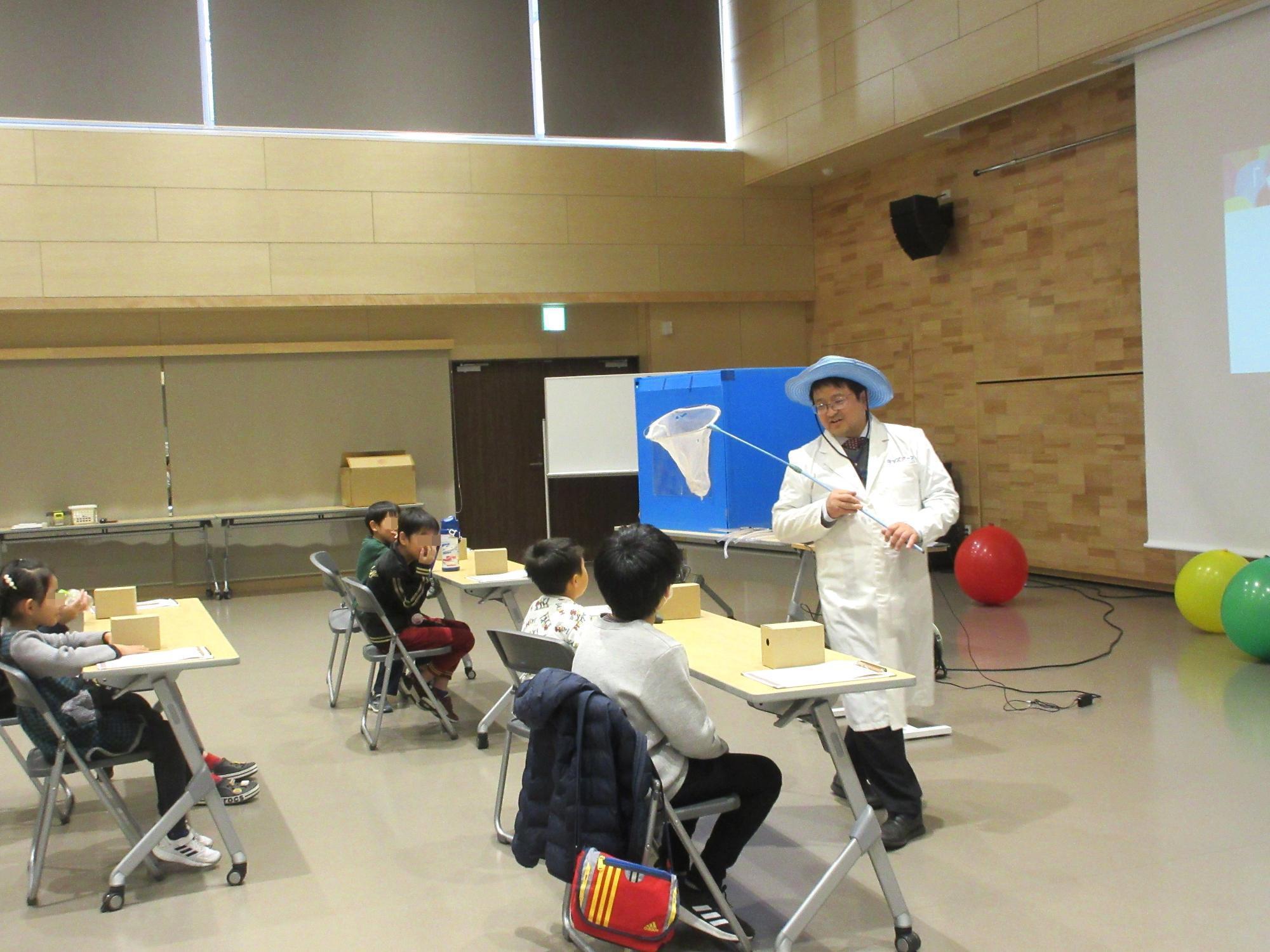 タック先生のサイエンス・マジック講座の様子