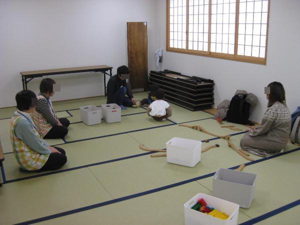 木のおもちゃで遊ぶ子どもたち