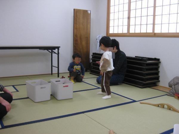 木のおもちゃで遊ぶ子どもたち