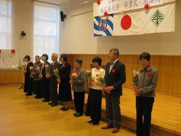 花束を手にする卒業生