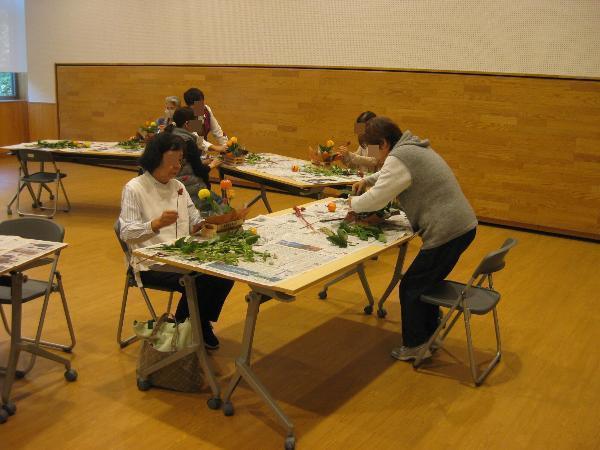 お花を生ける受講生の様子