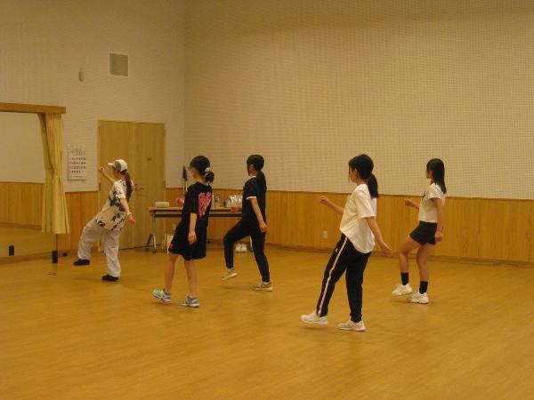 前へ左足上げ、右手上、左手後ろのステップ