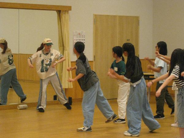 ヒップホップダンスを踊る小学生