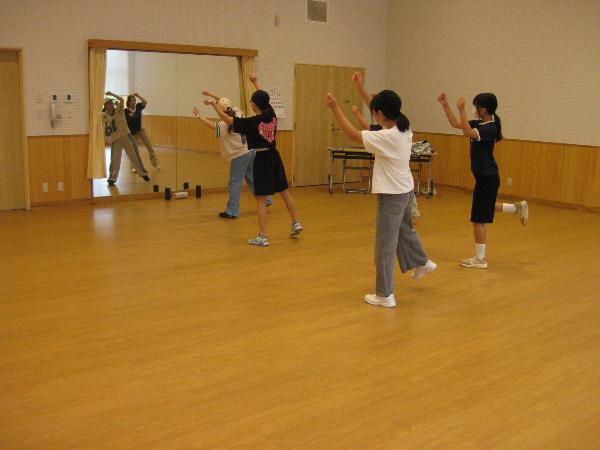 ヒップホップダンスを踊る中学生